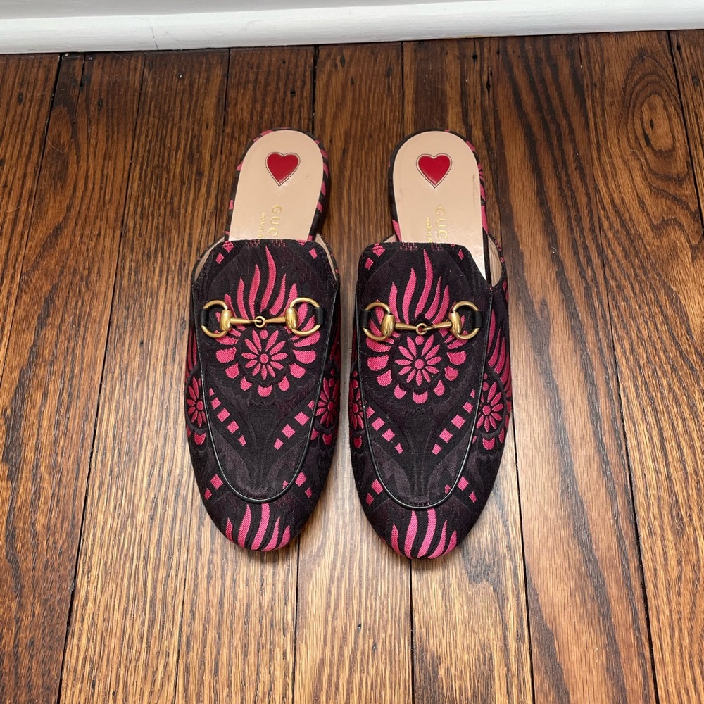 Gucci slip on loafers, size 36. Hardly worn. Great condition.